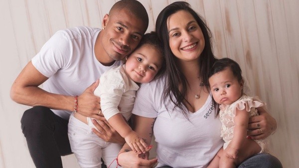 Vanesa y Nicolás, la cantante y el futbolista, con su familia.