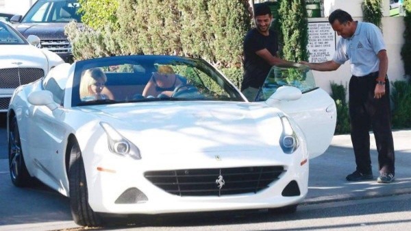 El mexicano disfrutando de uno de sus tantos coches deportivos (Twitter)